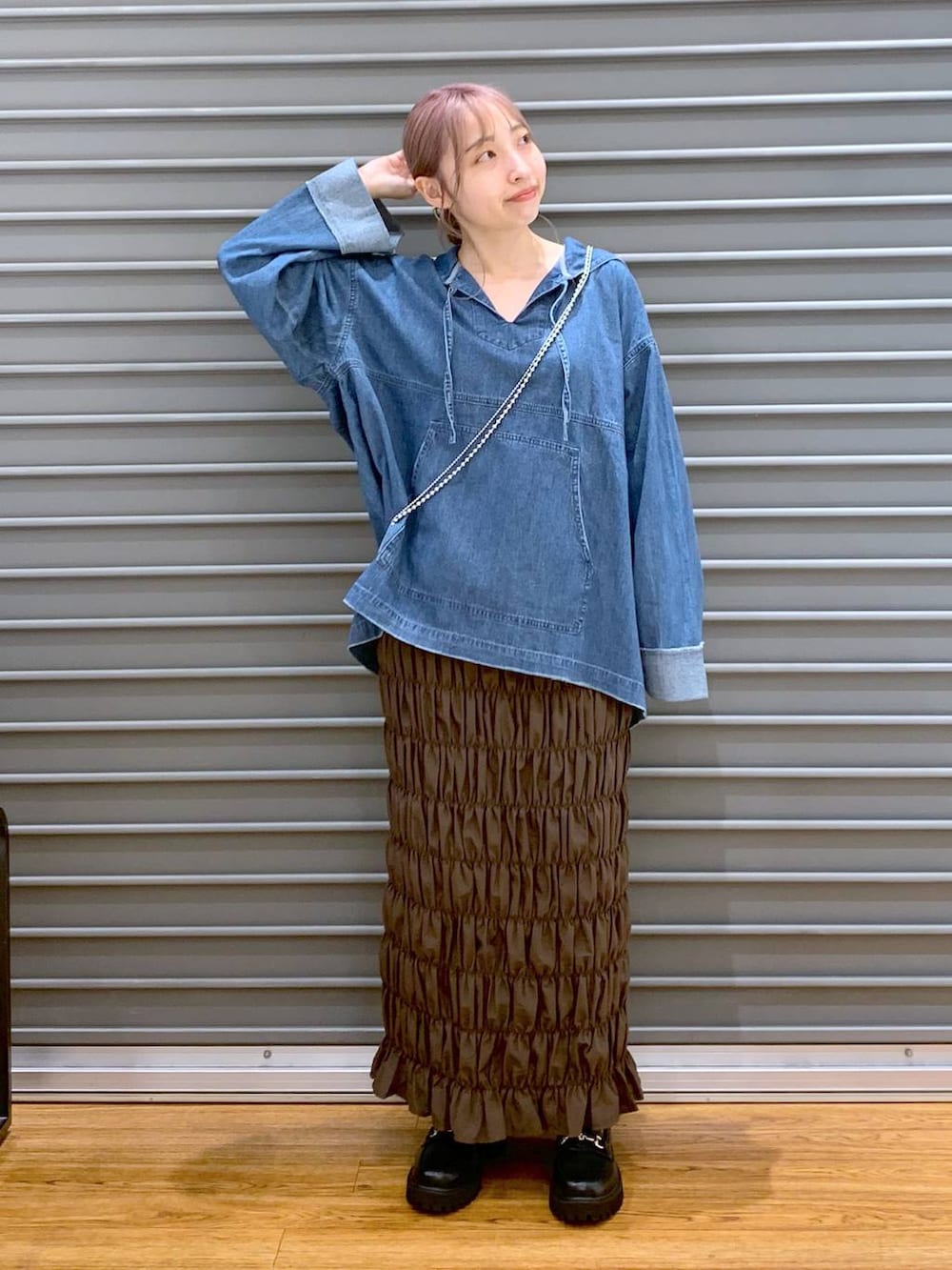 イエロー系のスカート、ブラック系のローファー、ブルー系のTシャツ/カットソーを着用したレディースの秋コーディネートの3枚目の写真