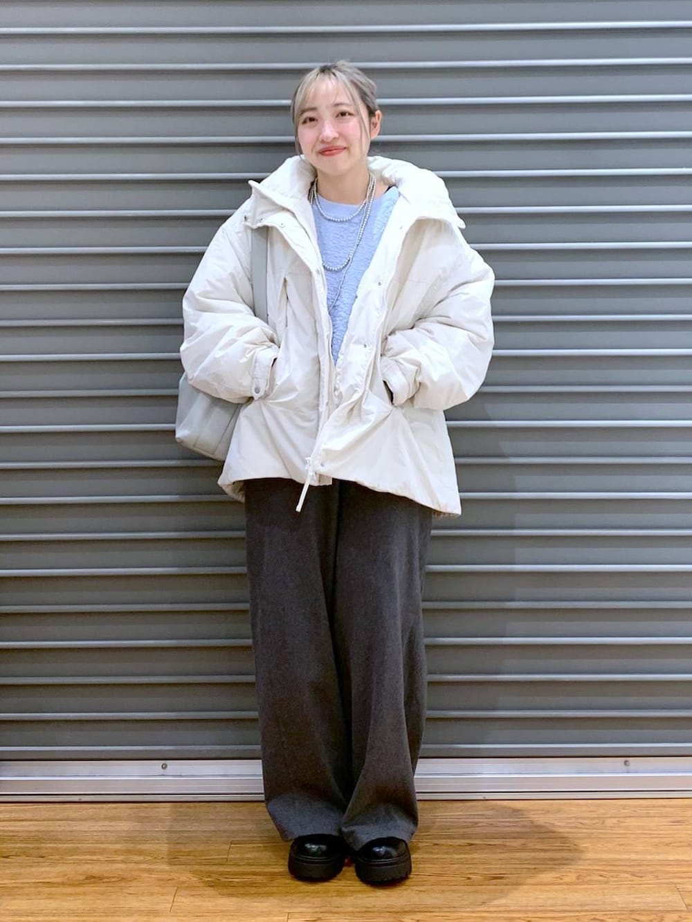 ベージュ系のその他アウター、グレー系のショルダーバッグ、ブラック系のブーツを着用したレディースの冬コーディネートの7枚目の写真