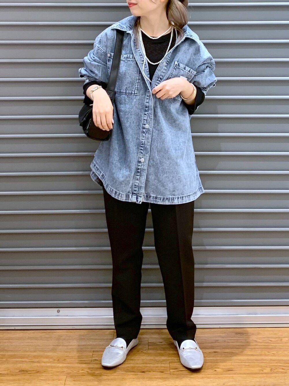ブラック系のTシャツ/カットソー、ブラック系のスーツパンツ、シルバー系のローファーを着用したレディースの冬コーディネートの7枚目の写真