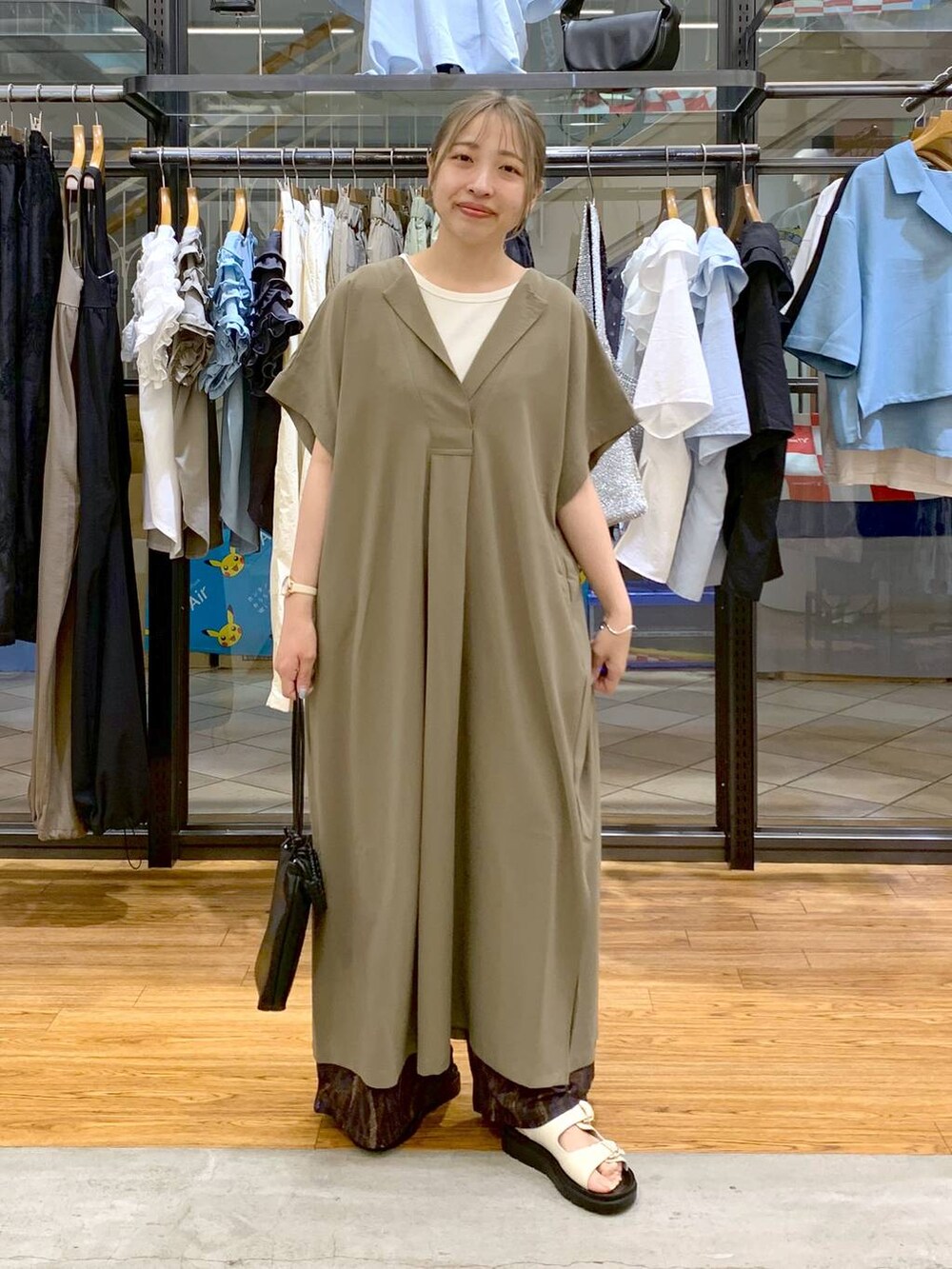 ブラウン系のワンピース、ホワイト系のタンクトップ、ブラウン系のその他パンツを着用したレディースの夏コーディネートの5枚目の写真