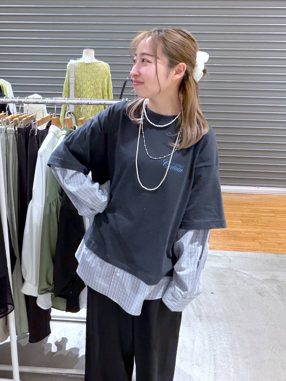 ブラック系のその他パンツ、グレー系のTシャツ/カットソー、ブラック系のパンプスを着用したレディースの春コーディネートの5枚目の写真