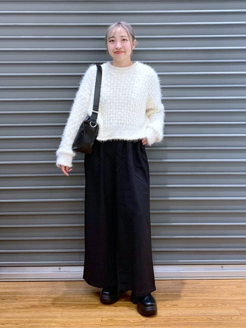 ブラック系のその他パンツ、ブラック系のショルダーバッグ、ブラック系のブーツを着用したレディースの冬コーディネートの7枚目の写真