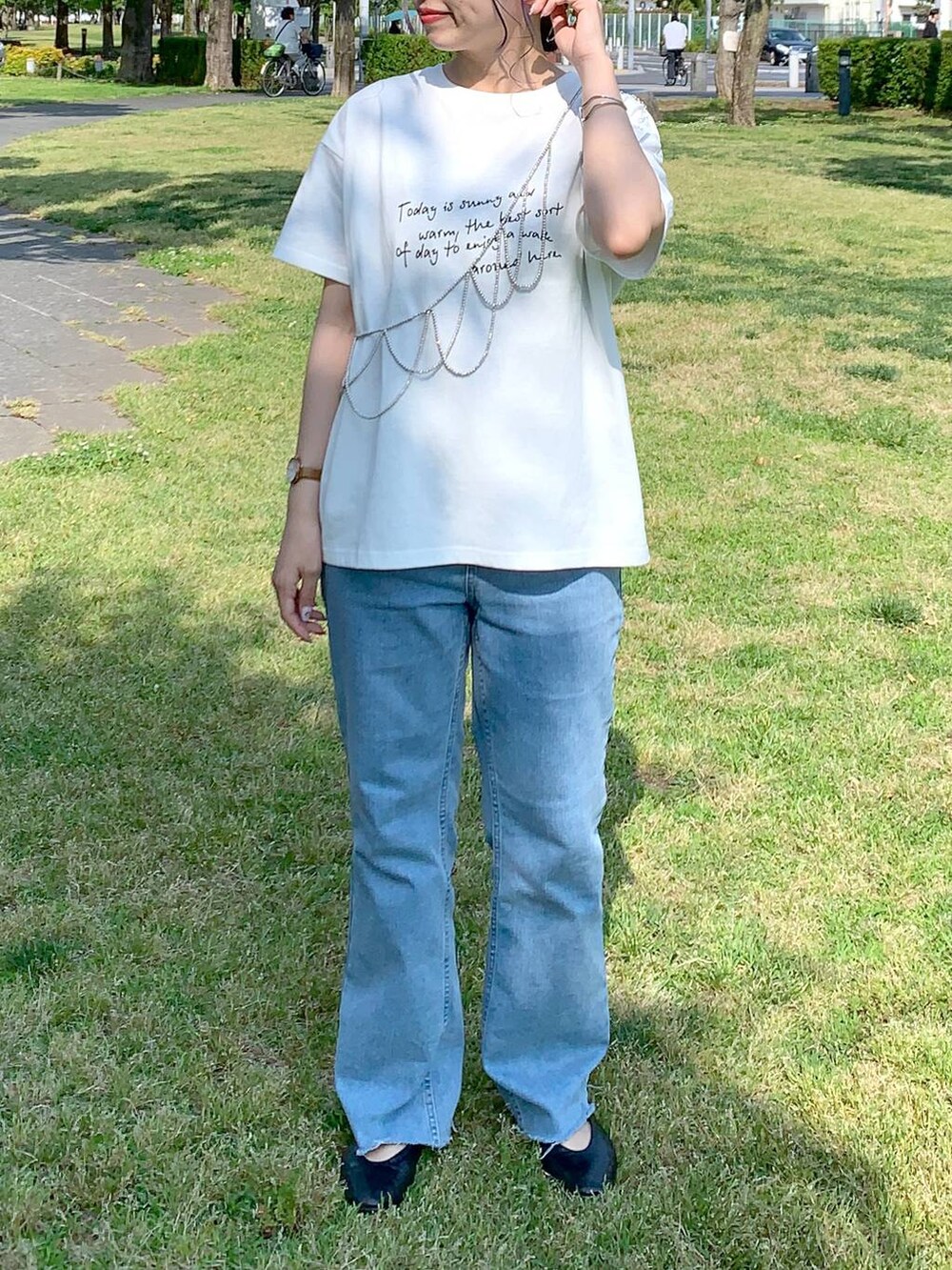 ホワイト系のTシャツ/カットソー、ブルー系のデニムパンツ、グレー系のストール/ショールを着用したレディースの夏コーディネートの2枚目の写真