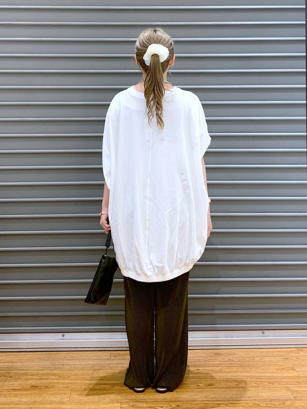 その他のサンダル、ブラウン系のその他パンツ、ブラック系のショルダーバッグを着用したレディースの夏コーディネートの2枚目の写真