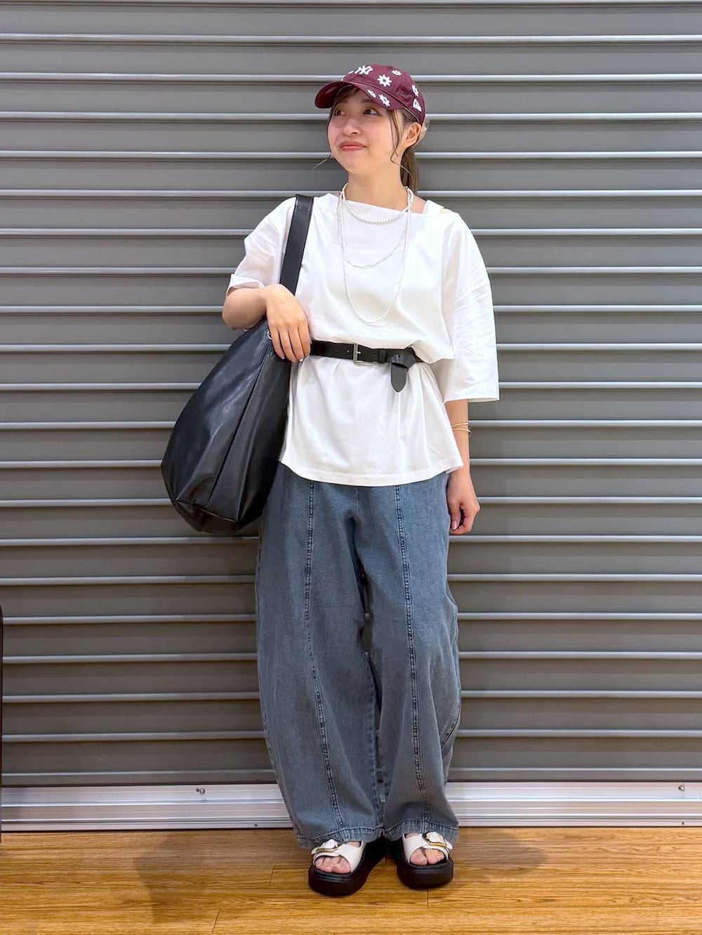 ホワイト系のTシャツ/カットソー、ホワイト系のサンダル、ブラック系のショルダーバッグを着用したレディースの夏コーディネートの4枚目の写真