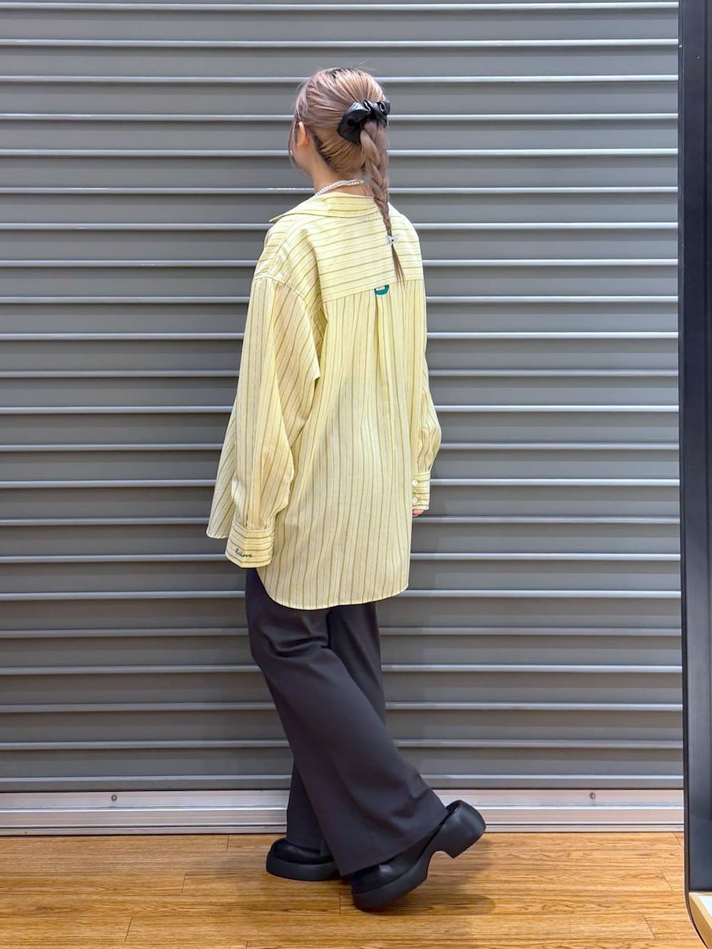 ブラック系のサンダル、ブラック系のボストンバッグ、グレー系のパーカーを着用したレディースの冬コーディネートの5枚目の写真