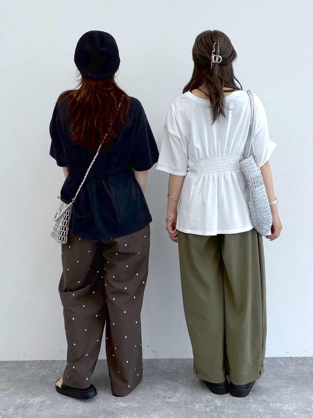 ブラック系のサンダル、グリーン系のその他パンツ、シルバー系のショルダーバッグを着用したレディースの夏コーディネートの2枚目の写真