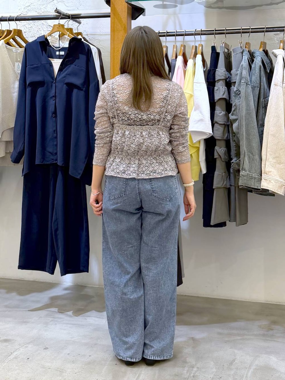 ブルー系のデニムパンツ、グレー系のTシャツ/カットソー、シルバー系のネックレスを着用したレディースの春コーディネートの2枚目の写真