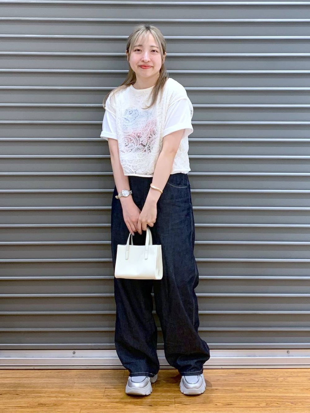 「ベーシック/シンプル、旅行、ゆったり、Tシャツ、デニムパンツ、デート/ロマンティック、女子会、20代_LEPSIM、スニーカー、夏コーデ、低身長、カジュアル、きれいめ、休日コーデ、楽ちんコーデ」｜「LEPSIMのストレートデニムパンツ　290487（デニムパンツ、ブルー系）」を使った、daharalepsimさん（レディース・151cm）の春コーディネートの7枚目の写真