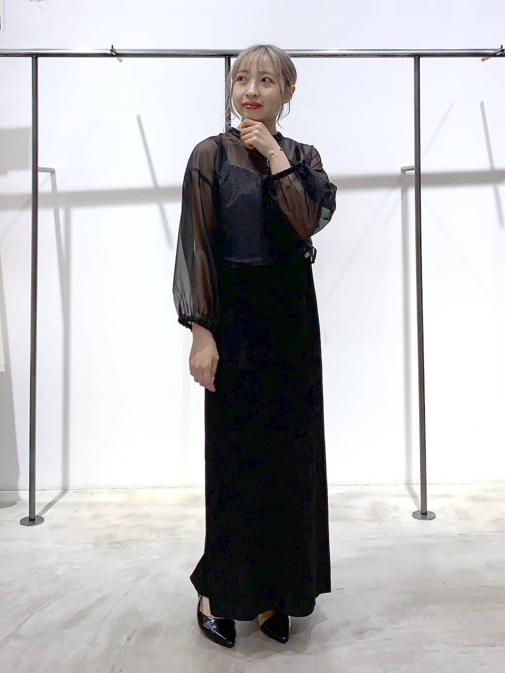 ブラック系のパンプス、ブラック系のドレスを着用したレディースの夏コーディネートの3枚目の写真