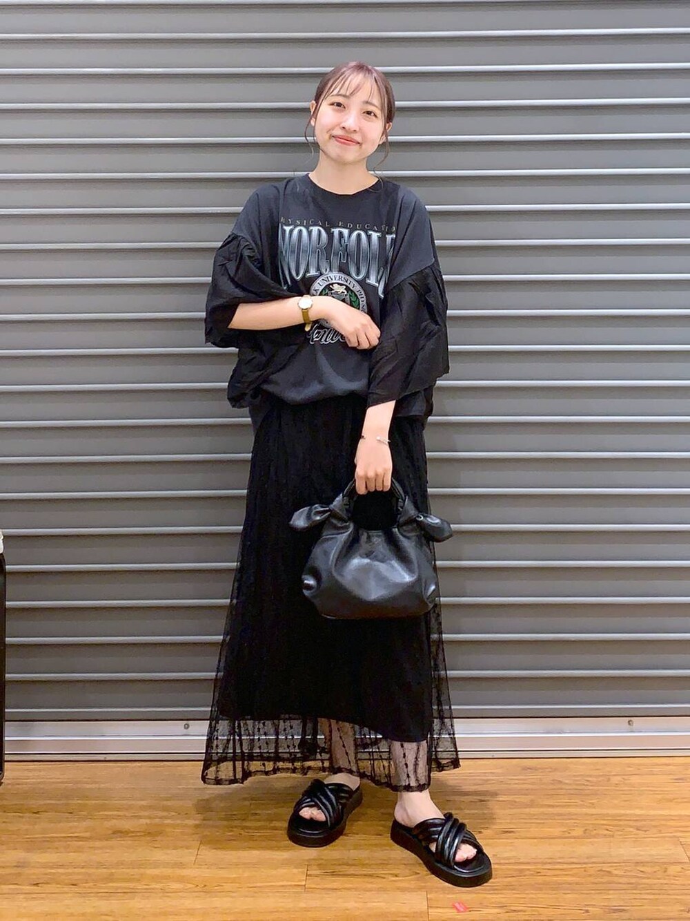 グレー系のTシャツ/カットソー、ブラック系のサンダル、ブラック系のショルダーバッグを着用したレディースの夏コーディネートの3枚目の写真