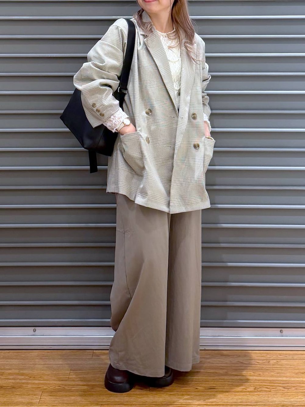 ブラック系のショルダーバッグ、ブラウン系のサンダル、グリーン系のその他パンツを着用したレディースの春コーディネートの4枚目の写真