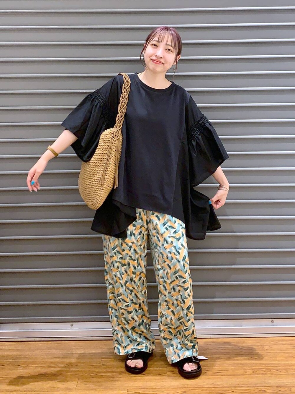 ブラック系のTシャツ/カットソー、グリーン系のその他パンツ、ブラック系のサンダルを着用したレディースの夏コーディネートの5枚目の写真