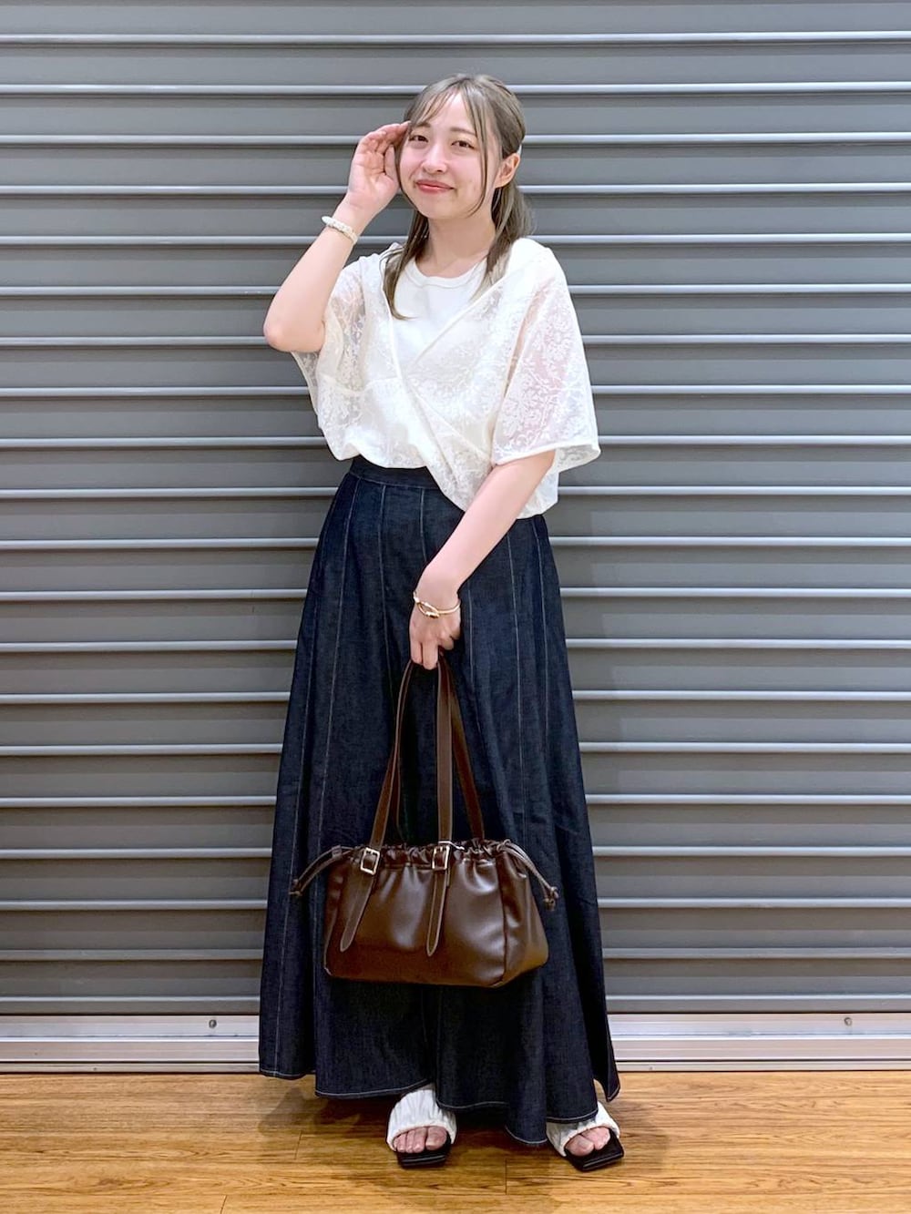 「ベーシック/シンプル、20代_LEPSIM、おでかけ、ゆったり、ブラウス、スカート、サンダル、デート/ロマンティック、旅行、女子会、低身長、カジュアル、きれいめ、休日コーデ、楽ちんコーデ」｜「LEPSIMのスクエアショルダーバッグ　250447（ショルダーバッグ、ブラウン系）」を使った、daharalepsimさん（レディース・151cm）の夏コーディネートの7枚目の写真