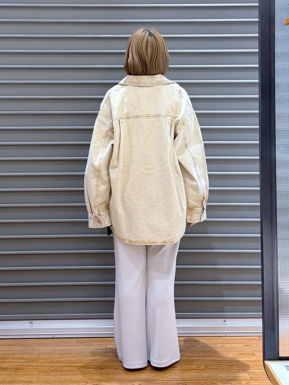 ブラック系のボストンバッグ、ホワイト系のTシャツ/カットソー、ベージュ系のシャツ/ブラウスを着用したレディースの春コーディネートの2枚目の写真