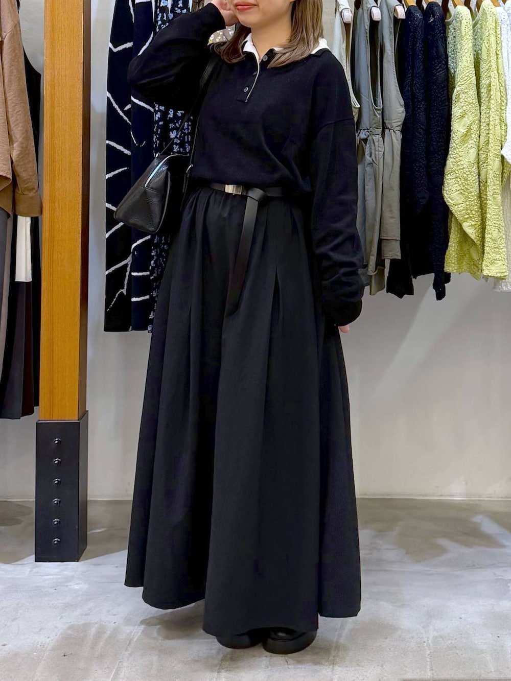 ブラック系のサンダル、ブラック系のボストンバッグ、ブラック系のスカートを着用したレディースの春コーディネートの5枚目の写真