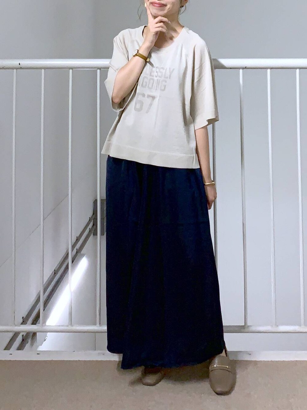ベージュ系のその他パンツ、ベージュ系のローファーを着用したレディースの夏コーディネートの4枚目の写真