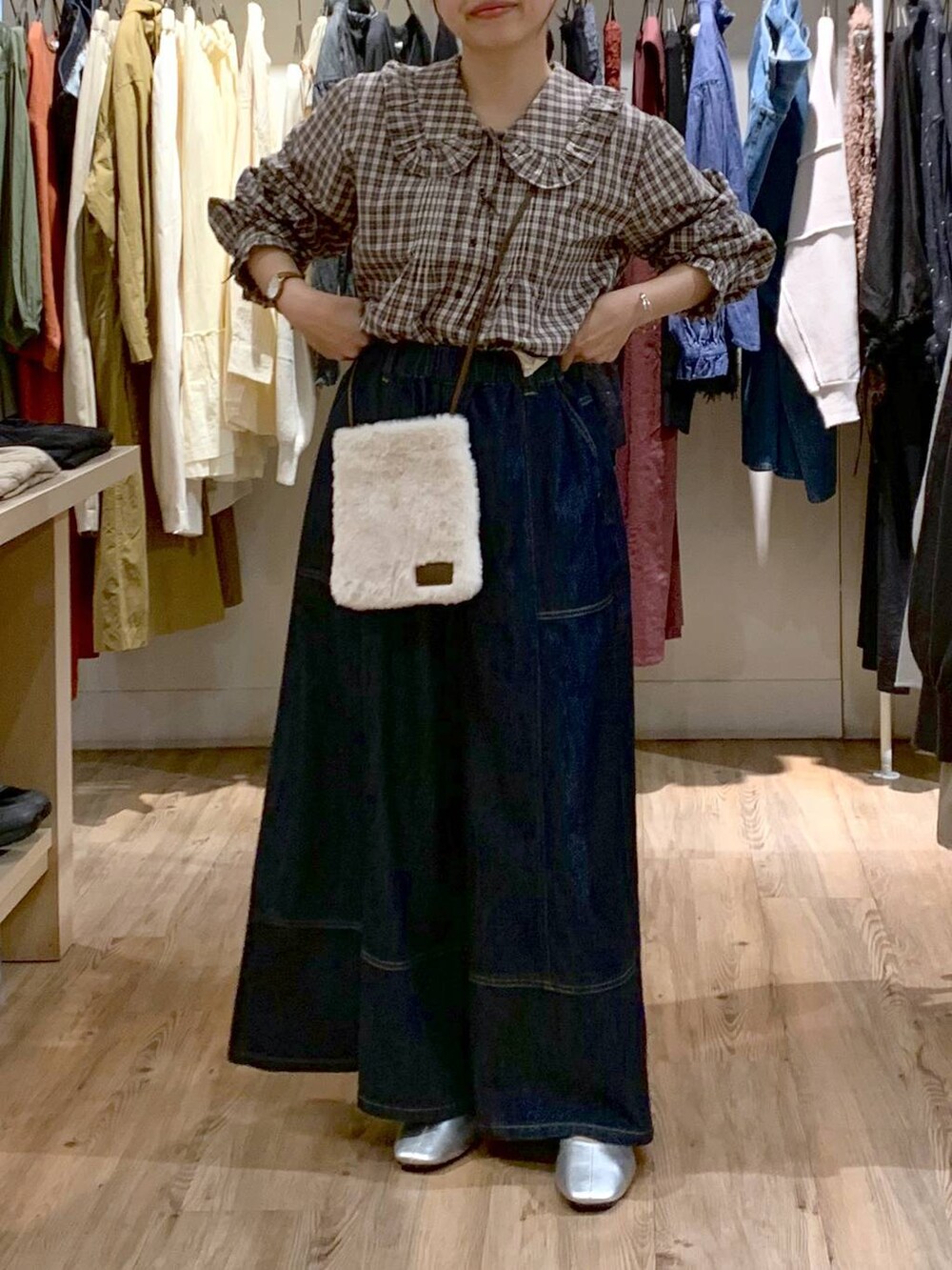 ブルー系のデニムパンツ、その他のパンプス、ベージュ系のシャツ/ブラウスを着用したレディースの秋コーディネートの2枚目の写真