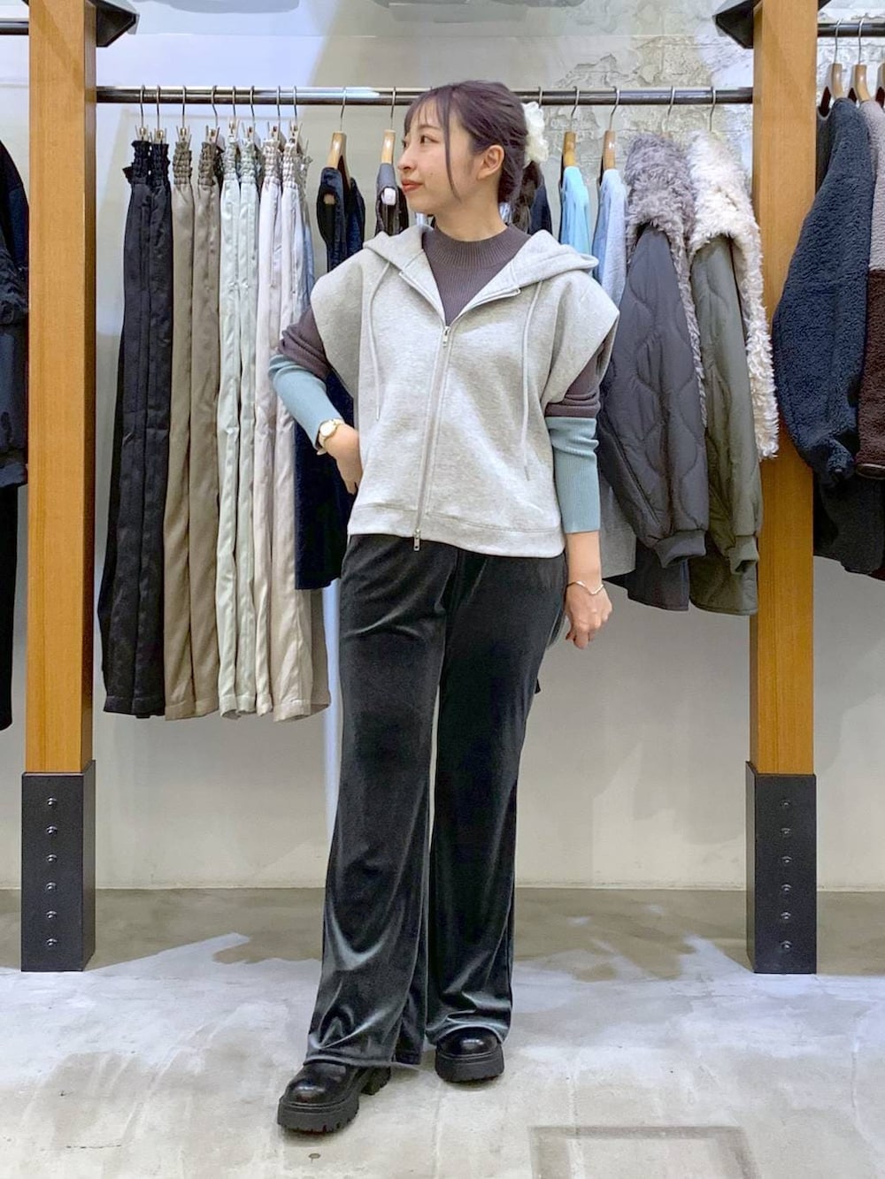 グレー系のニット/セーター、グレー系のその他アウター、ブルー系のその他パンツを着用したレディースの冬コーディネートの4枚目の写真