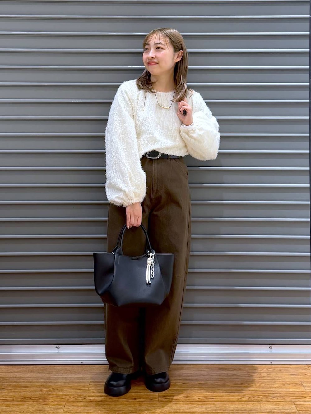 ブラック系のサンダル、ベージュ系のシャツ/ブラウス、グリーン系のその他パンツを着用したレディースの冬コーディネートの5枚目の写真