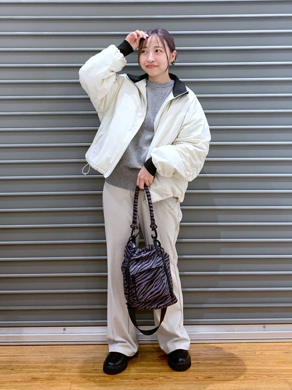 その他のショルダーバッグ、グレー系のニット/セーター、ブラック系のブーツを着用したレディースの冬コーディネートの6枚目の写真