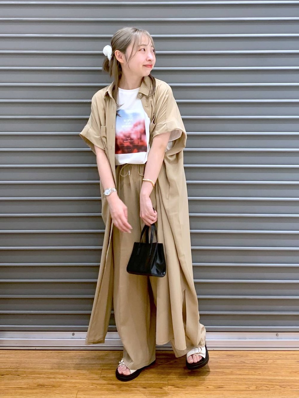 ベージュ系のその他パンツ、ベージュ系のワンピース、ホワイト系のサンダルを着用したレディースの春コーディネートの5枚目の写真