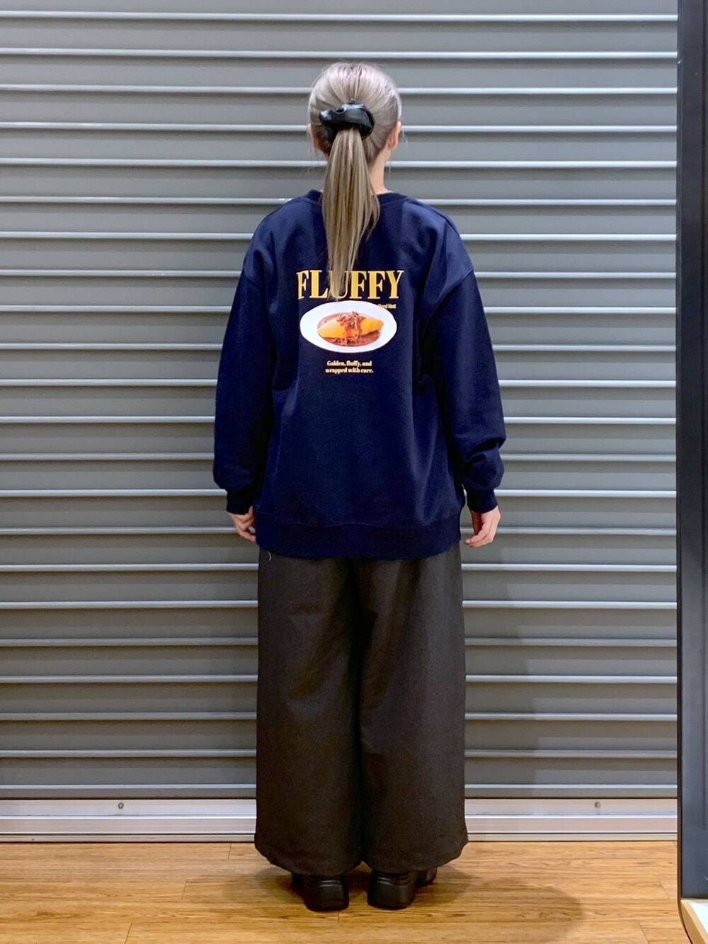 グレー系のその他パンツ、ブラック系のブーツ、その他のショルダーバッグを着用したレディースの冬コーディネートの2枚目の写真