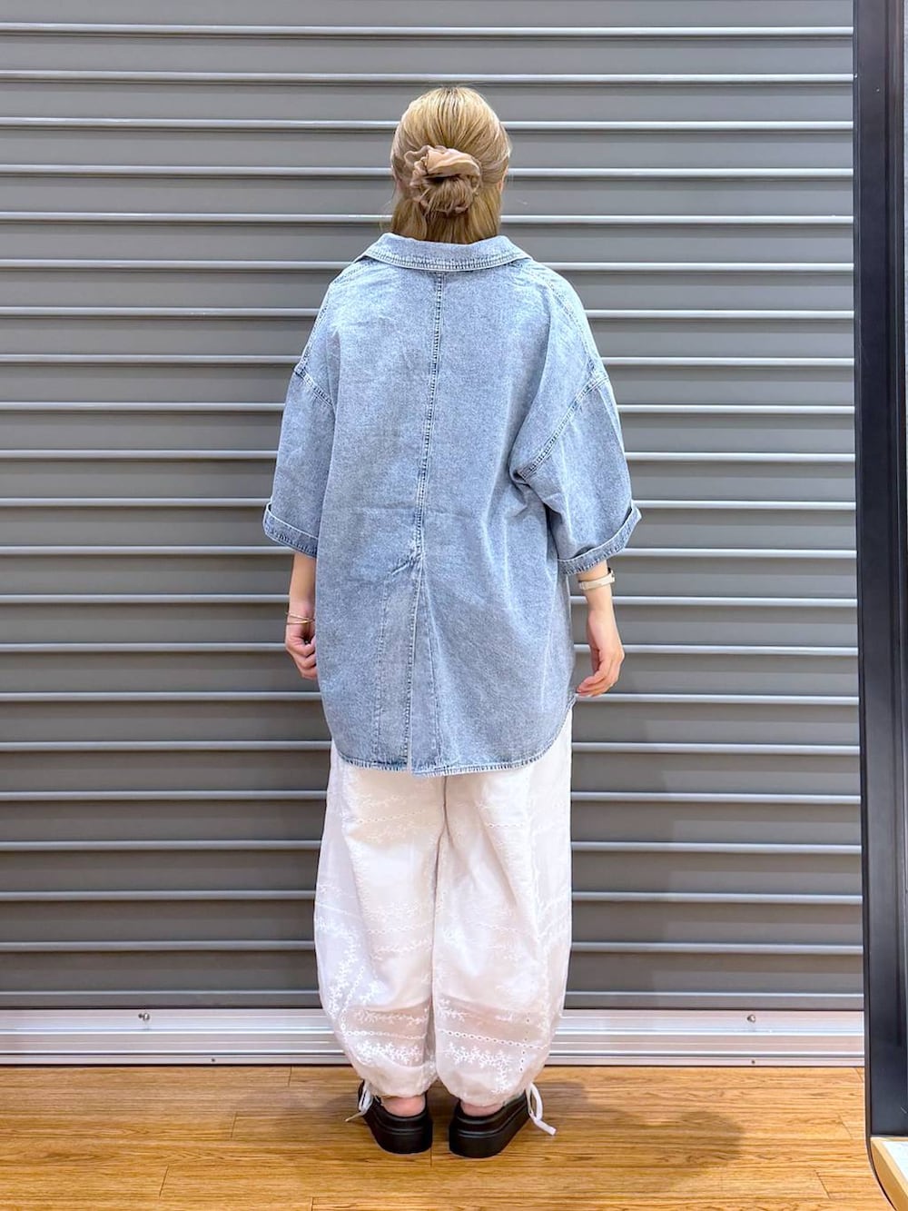 ホワイト系のその他パンツ、ホワイト系のサンダル、ホワイト系のタンクトップを着用したレディースの夏コーディネートの2枚目の写真