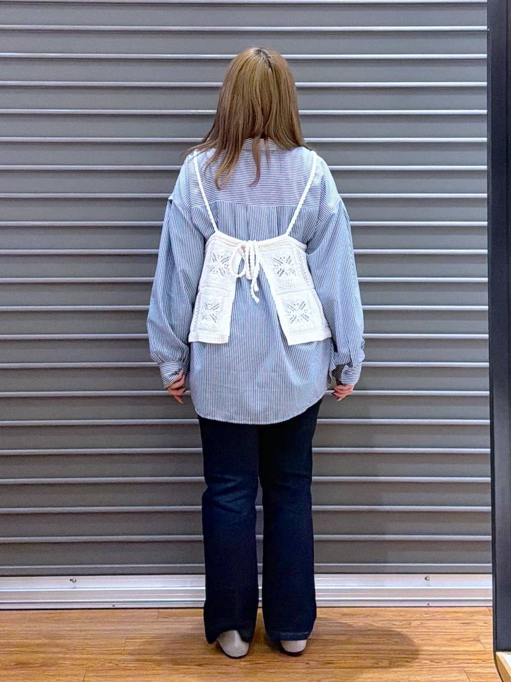 ブルー系のシャツ/ブラウス、ブルー系のデニムパンツ、ホワイト系のキャミソールを着用したレディースの春コーディネートの2枚目の写真