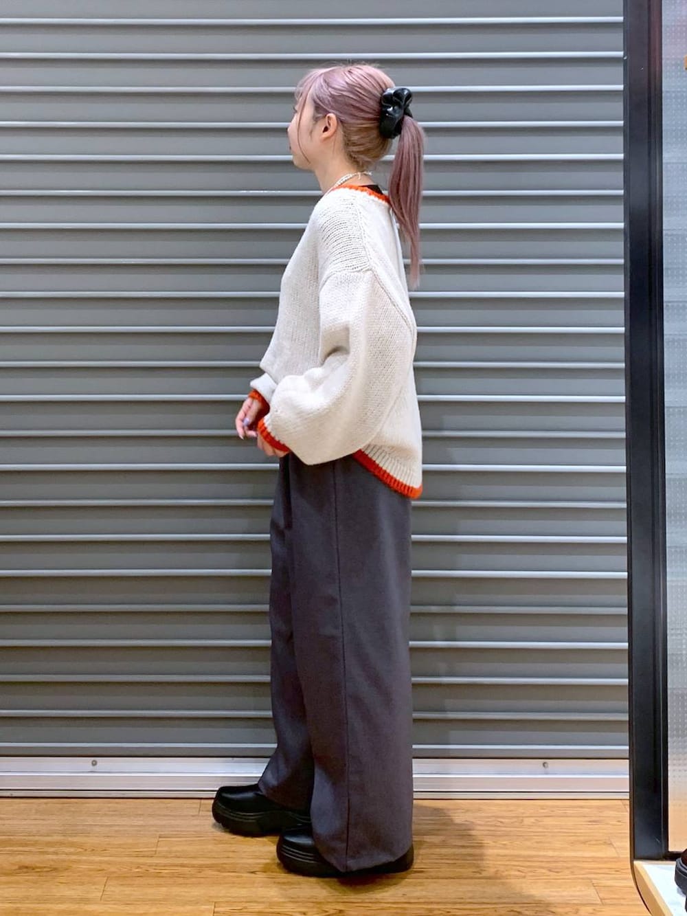 ブラック系のブーツ、ブラウン系のトートバッグ、グレー系のその他パンツを着用したレディースの冬コーディネートの3枚目の写真