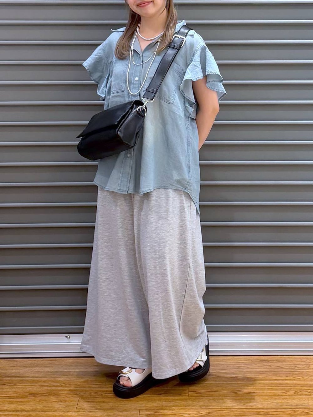 グレー系のその他パンツ、ブラック系のショルダーバッグ、ホワイト系のサンダルを着用したレディースの夏コーディネートの5枚目の写真