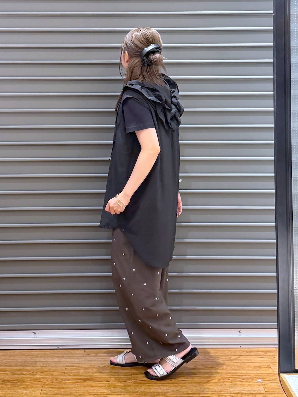 ブラック系のTシャツ/カットソー、ブラウン系のその他パンツ、ホワイト系のサンダルを着用したレディースの夏コーディネートの3枚目の写真
