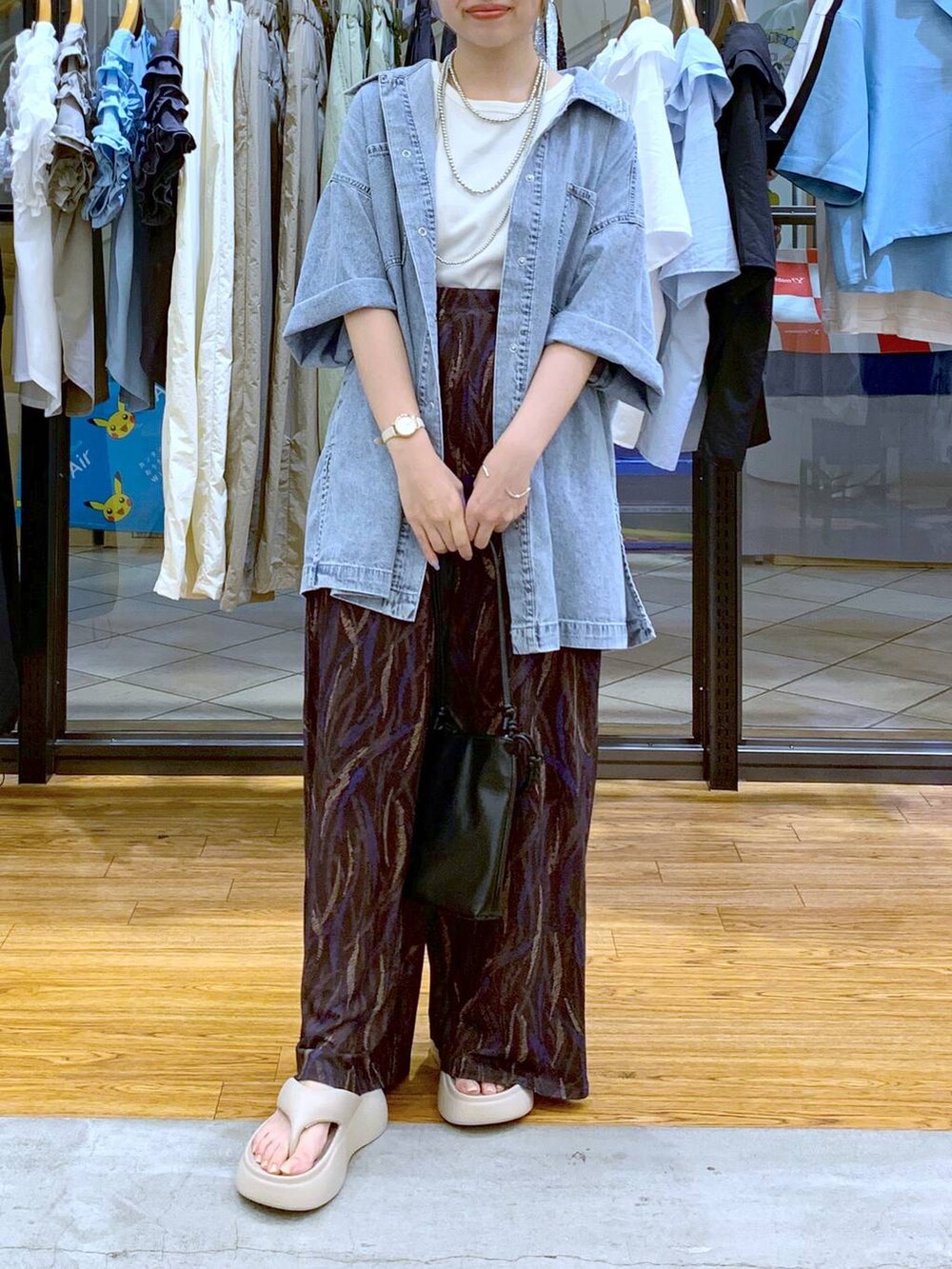 ブルー系のシャツ/ブラウス、ホワイト系のタンクトップ、ブラウン系のその他パンツを着用したレディースの夏コーディネートの4枚目の写真