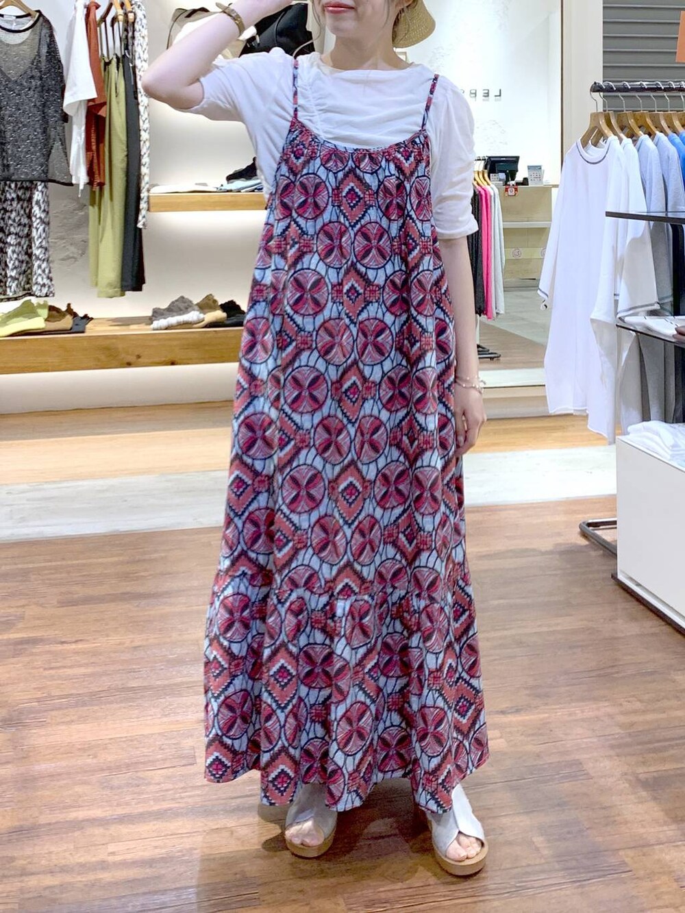 ピンク系のワンピース、シルバー系のサンダル、ホワイト系のTシャツ/カットソーを着用したレディースの夏コーディネートの4枚目の写真