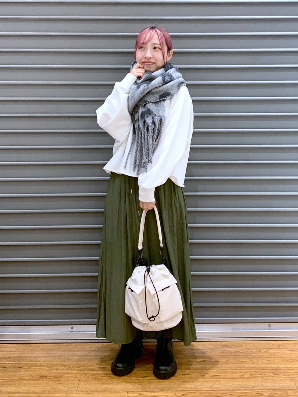 ホワイト系のショルダーバッグ、ブラック系のブーツ、ホワイト系のTシャツ/カットソーを着用したレディースの秋コーディネートの5枚目の写真