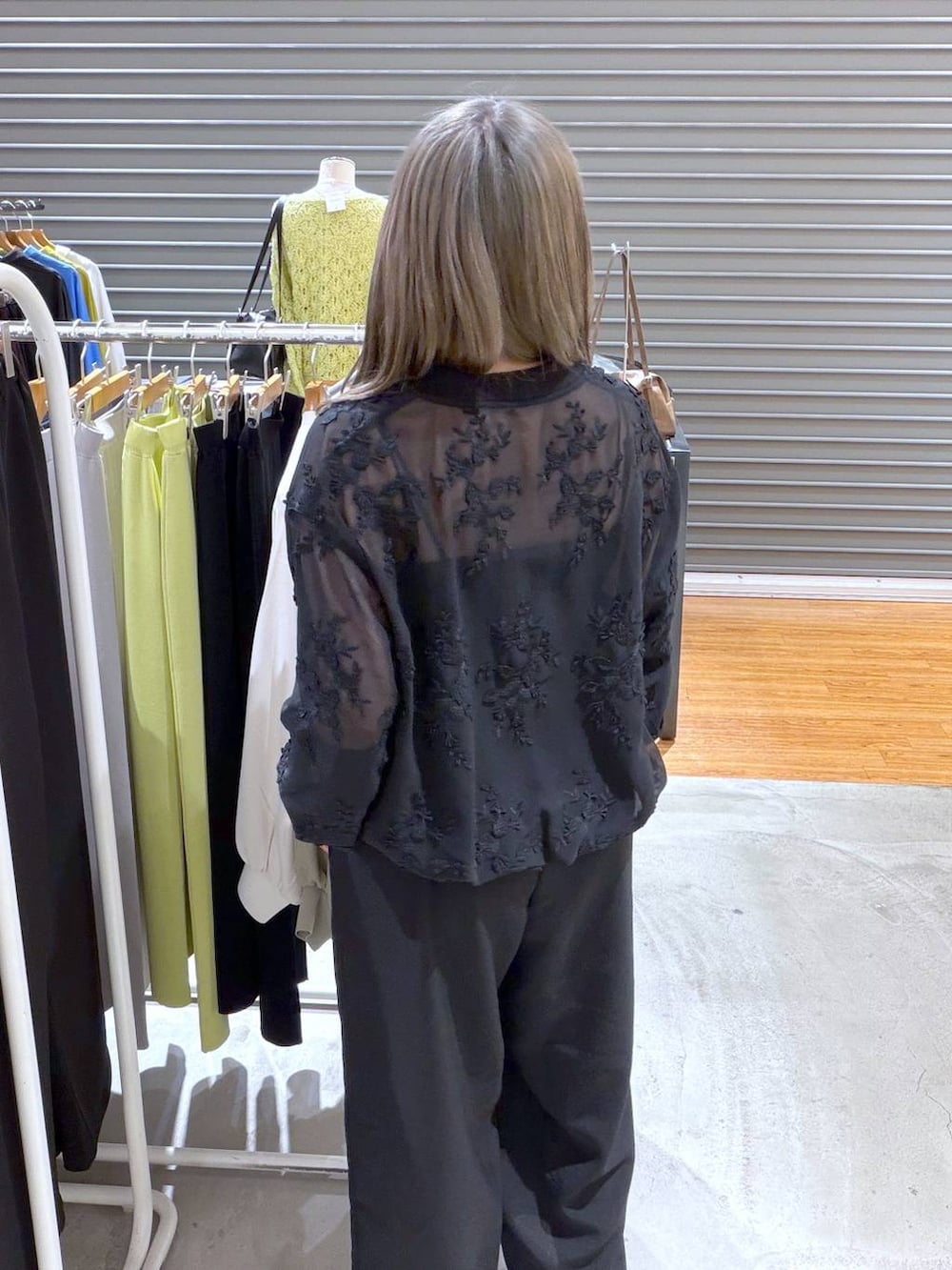 ブラック系のその他パンツ、ブラック系のブルゾン、ブラック系のキャミソールを着用したレディースの春コーディネートの4枚目の写真