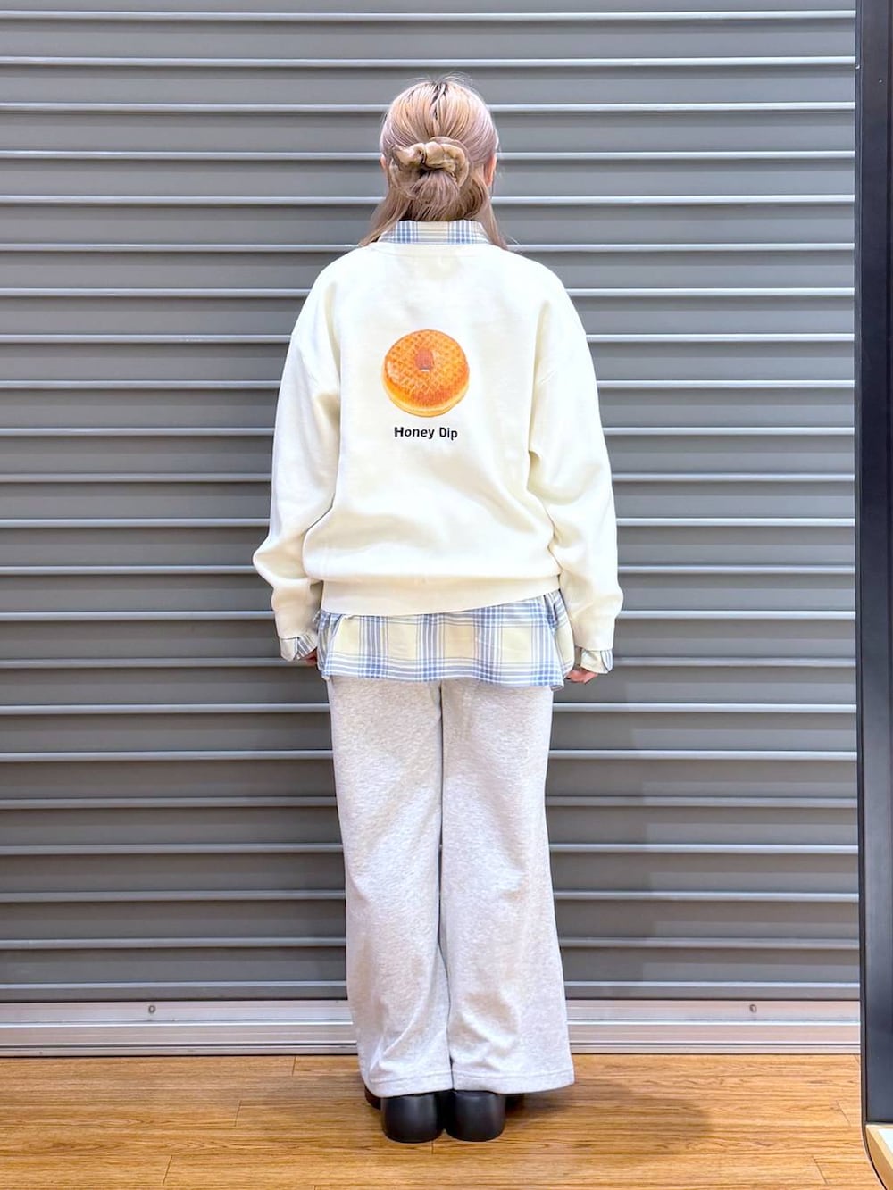 ブラック系のサンダル、ホワイト系のニット/セーター、グレー系のトートバッグを着用したレディースの冬コーディネートの2枚目の写真