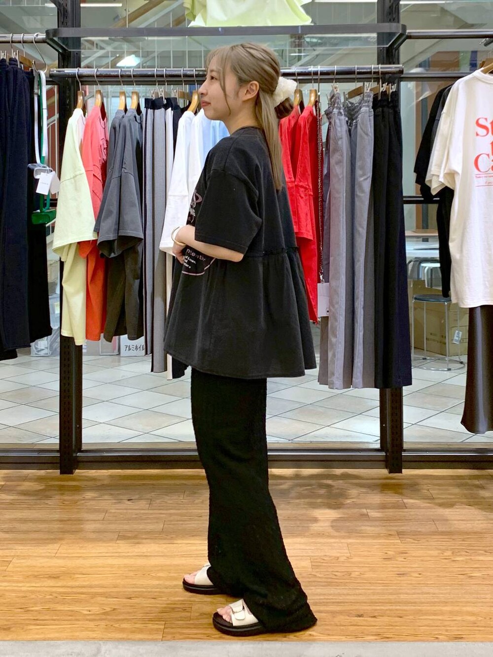 ホワイト系のサンダル、シルバー系のショルダーバッグ、ブラック系のその他パンツを着用したレディースの春コーディネートの3枚目の写真