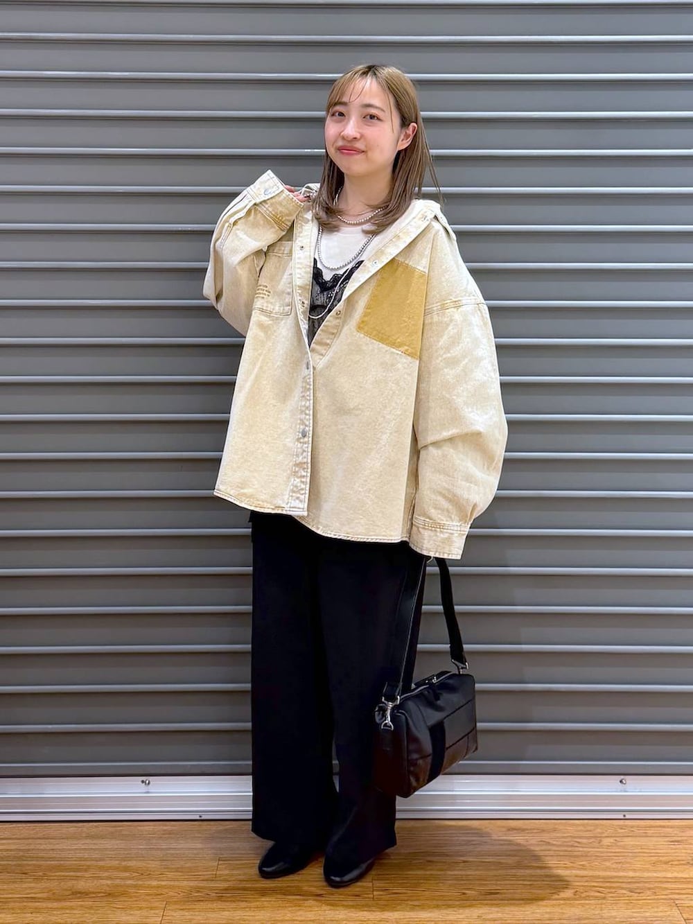 ホワイト系のTシャツ/カットソー、ベージュ系のシャツ/ブラウス、ブラック系のその他パンツを着用したレディースの春コーディネートの4枚目の写真