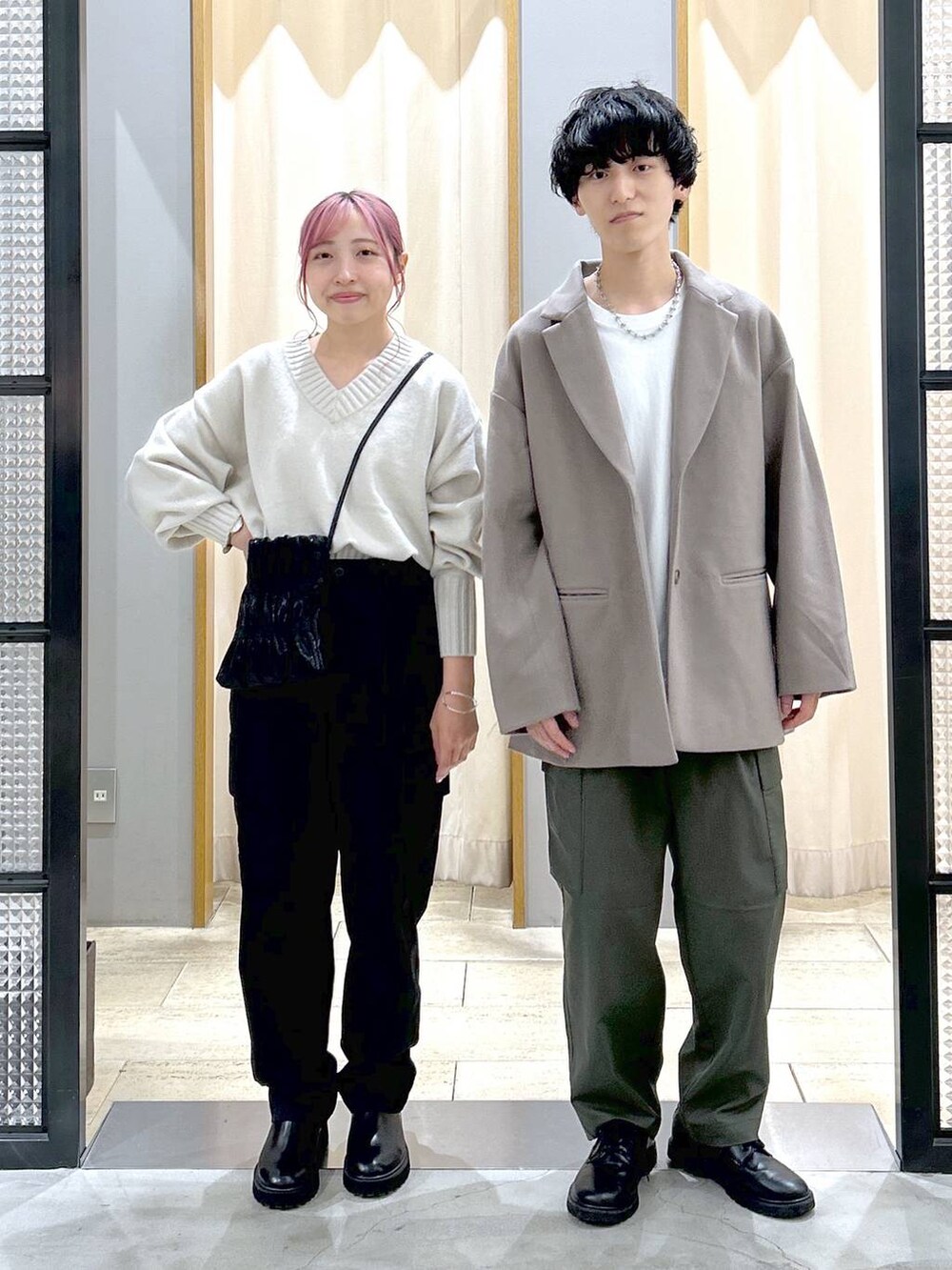 グリーン系のカーゴパンツ、ブラウン系のその他アウター、ブラック系のショルダーバッグを着用したレディースの秋コーディネートの3枚目の写真