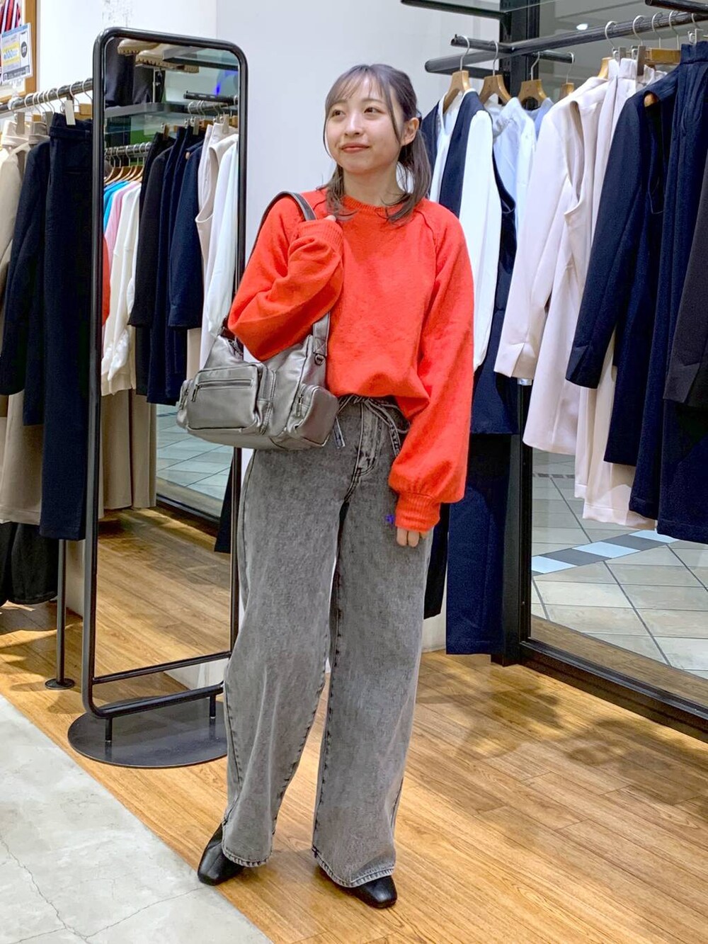 レッド系のニット/セーター、ブラック系のブーツ、その他のショルダーバッグを着用したレディースの冬コーディネートの4枚目の写真