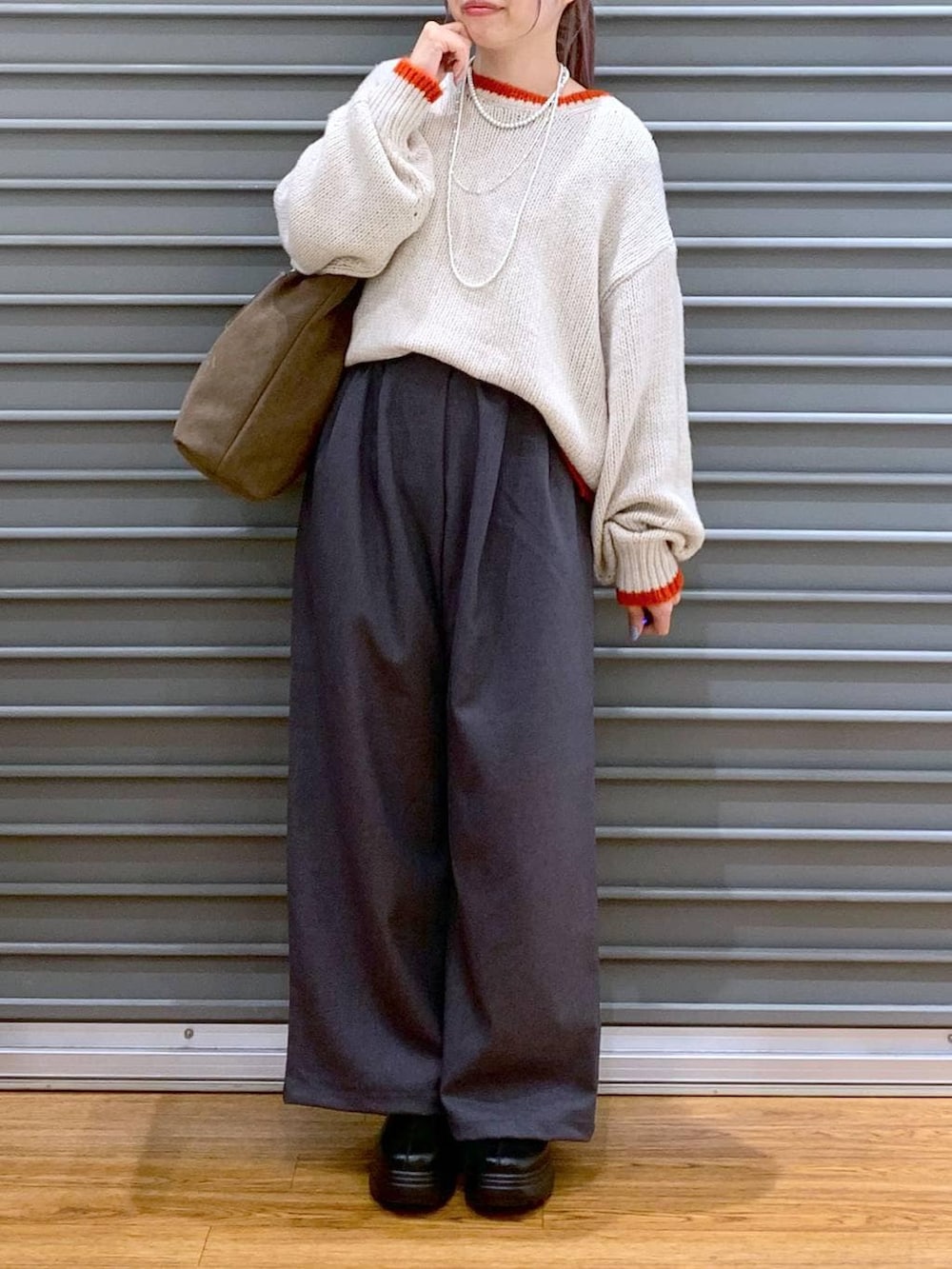 ブラック系のブーツ、ブラウン系のトートバッグ、グレー系のその他パンツを着用したレディースの冬コーディネートの5枚目の写真