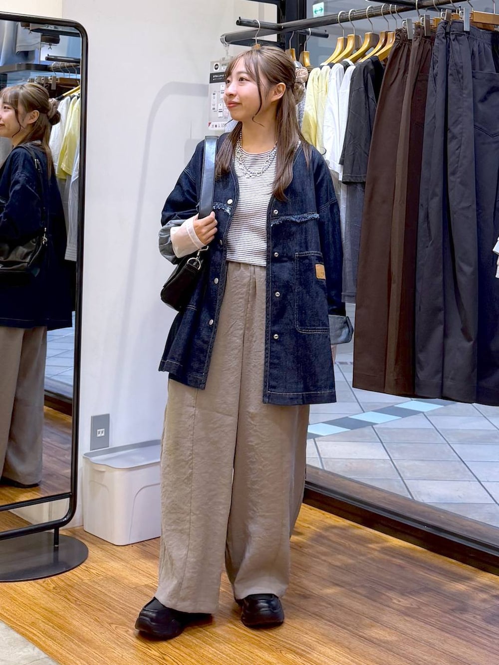 ブラック系のローファー、ベージュ系のその他パンツ、ホワイト系のTシャツ/カットソーを着用したレディースの秋コーディネートの4枚目の写真
