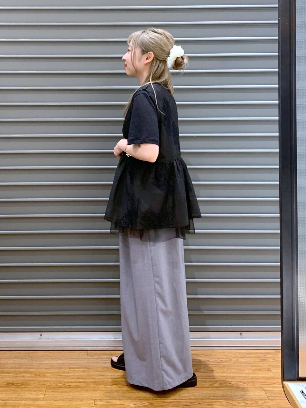 ブラック系のサンダル、グレー系のその他パンツ、ブラック系のショルダーバッグを着用したレディースの夏コーディネートの3枚目の写真