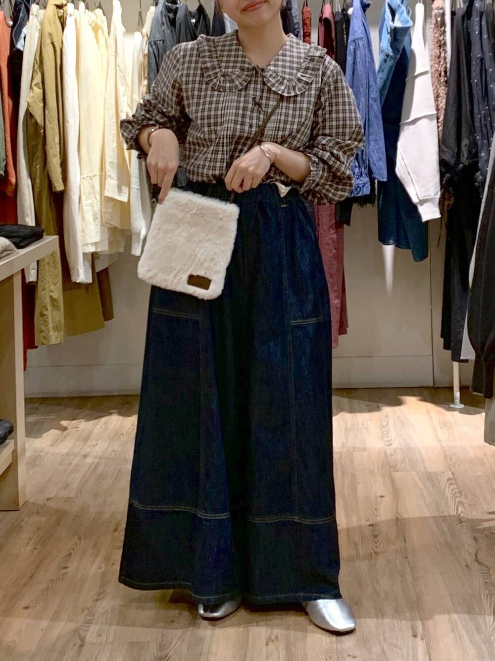 ブルー系のデニムパンツ、その他のパンプス、ベージュ系のシャツ/ブラウスを着用したレディースの秋コーディネートの7枚目の写真