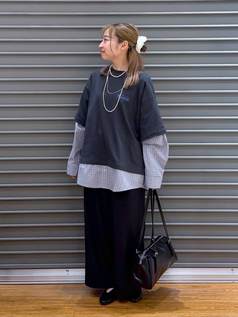 ブラック系のボストンバッグ、ブラック系のその他パンツ、ブラック系のパンプスを着用したレディースの春コーディネートの4枚目の写真