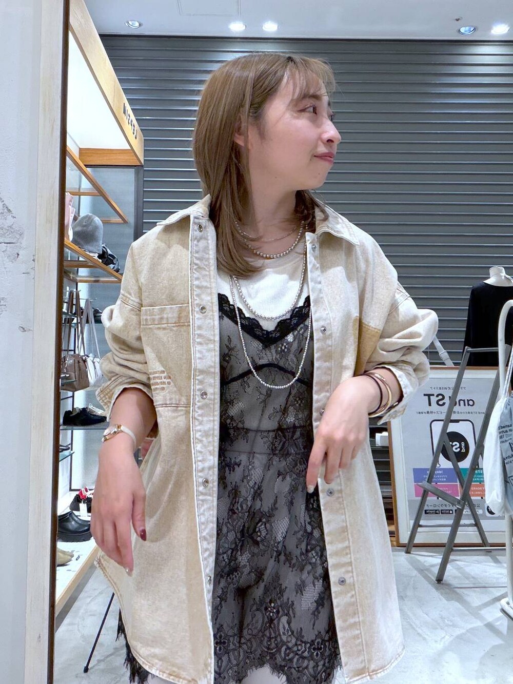 ベージュ系のシャツ/ブラウス、ブラック系のキャミソール、ホワイト系のその他パンツを着用したレディースの春コーディネートの4枚目の写真