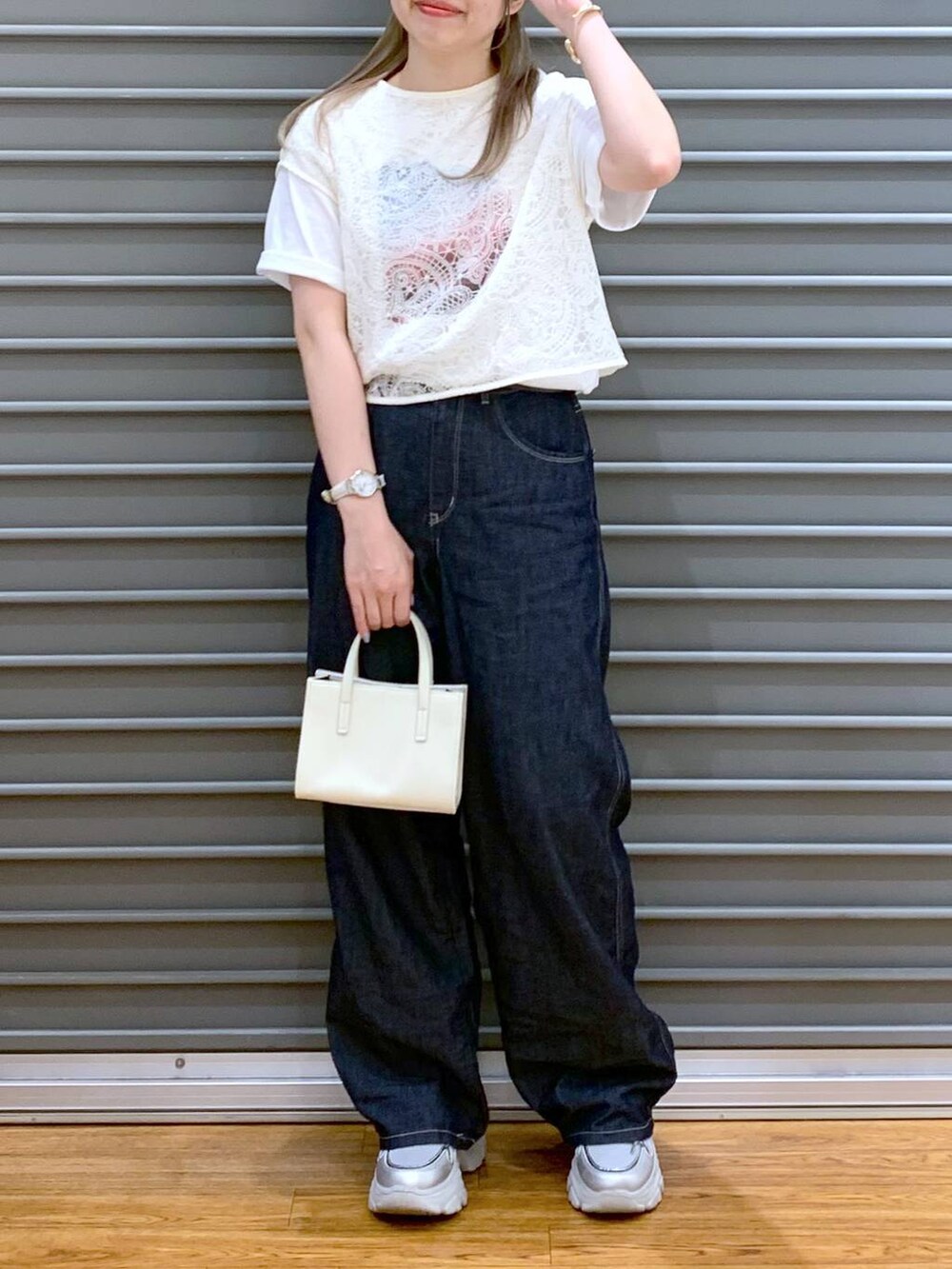 「ベーシック/シンプル、旅行、ゆったり、Tシャツ、デニムパンツ、デート/ロマンティック、女子会、20代_LEPSIM、スニーカー、夏コーデ、低身長、カジュアル、きれいめ、休日コーデ、楽ちんコーデ」｜「LEPSIMのストレートデニムパンツ　290487（デニムパンツ、ブルー系）」を使った、daharalepsimさん（レディース・151cm）の春コーディネートの6枚目の写真