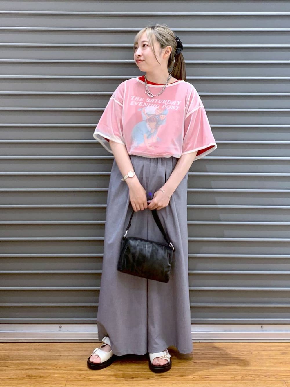 ホワイト系のサンダル、グレー系のその他パンツ、ブラック系のハンドバッグを着用したレディースの夏コーディネートの4枚目の写真