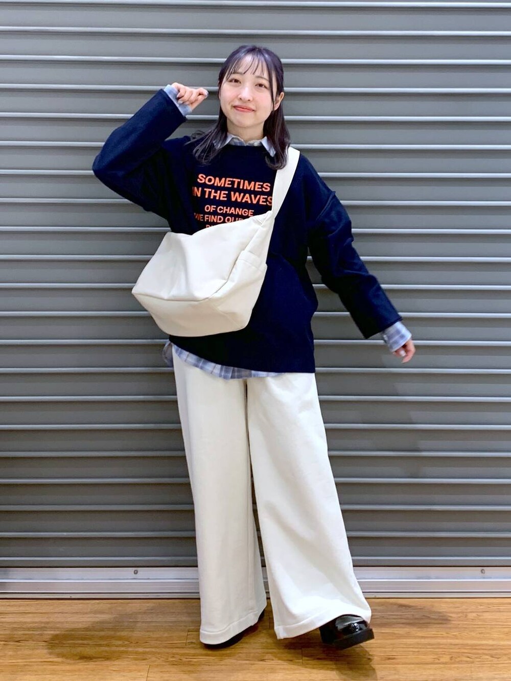 ブルー系のシャツ/ブラウス、ブラック系のローファー、ブルー系のニット/セーターを着用したレディースの春コーディネートの3枚目の写真